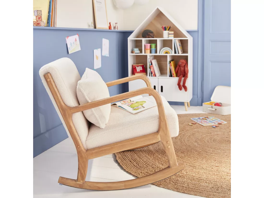 Fauteuil à bascule design en bois et tissu. bouclettes blanches. 1 place. rocking chair scandinave