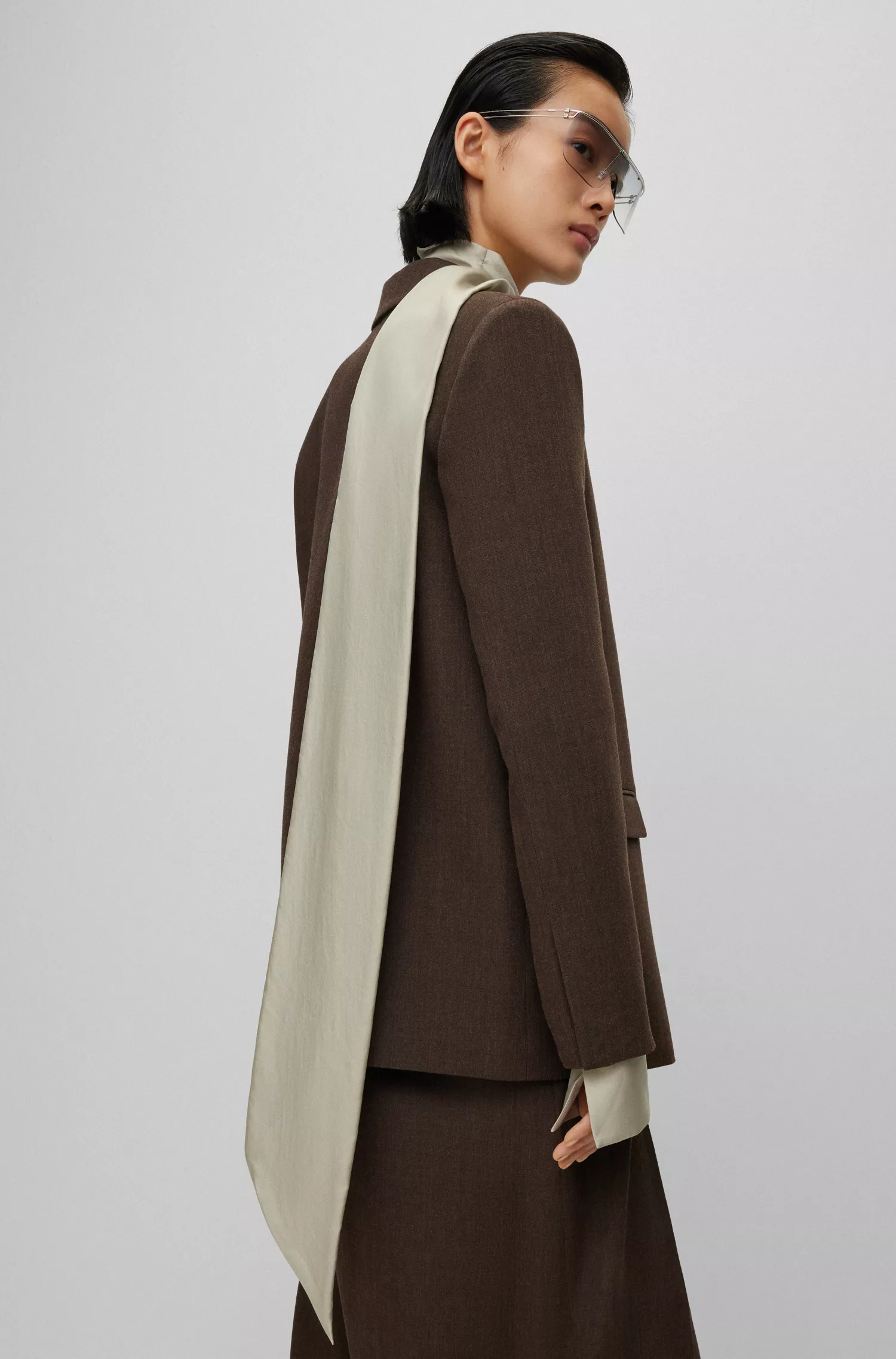 Blazer BOSS preto em crepe de lã virgem com fecho oculto.