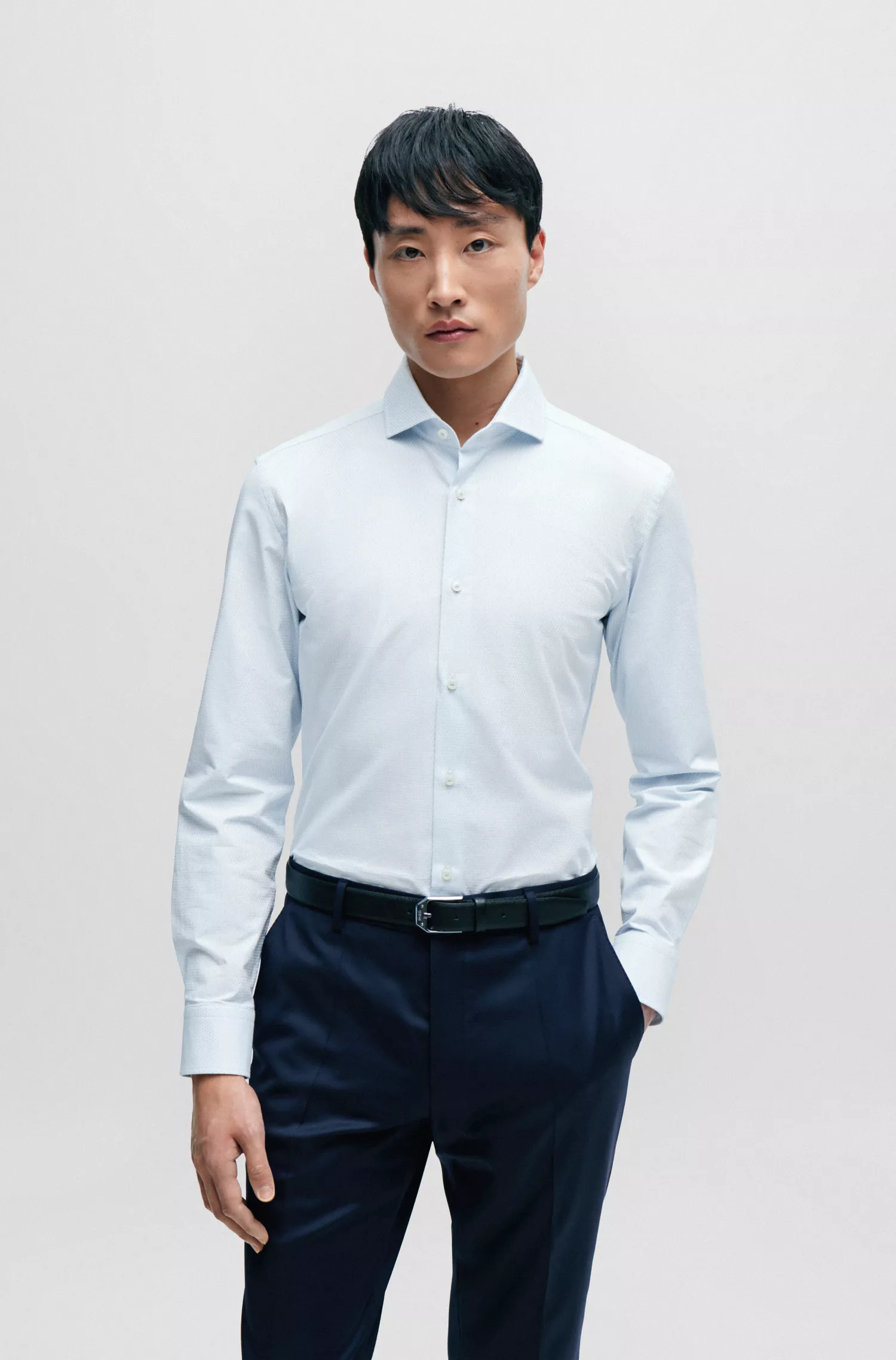 Camisa BOSS preta de corte slim, em algodão estruturado com elastano, fácil de passar.