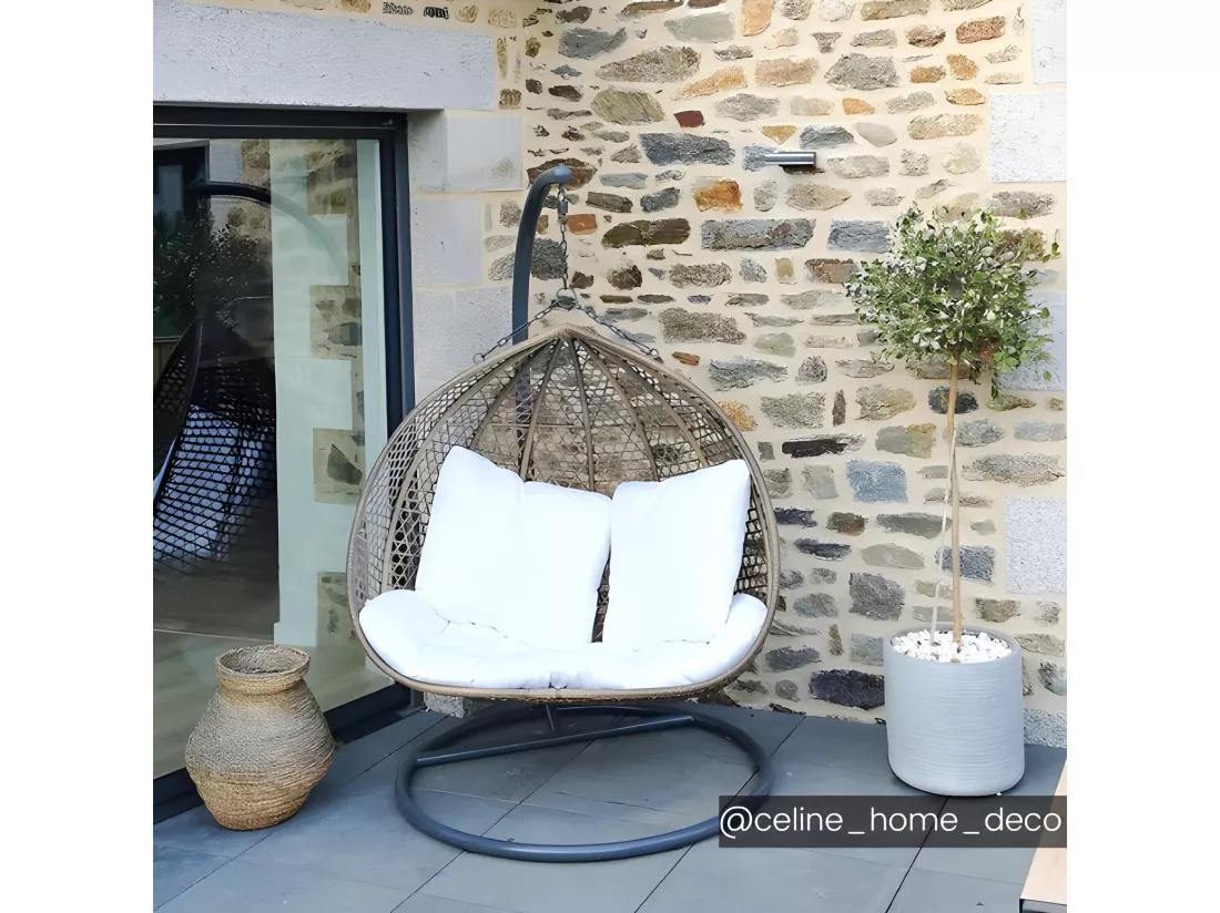 Fauteuil suspendu 2 places en résine tressée - Beige et coussin blanc - VAHINA de MYLIA