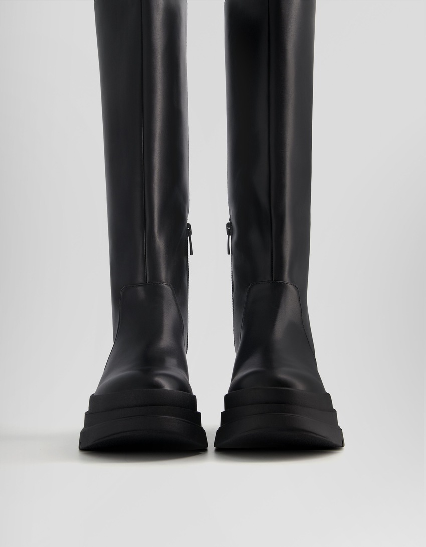 Botas planas com solado grosso