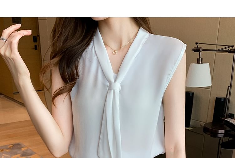 Superduper - Mouwloze blouse met strikhals