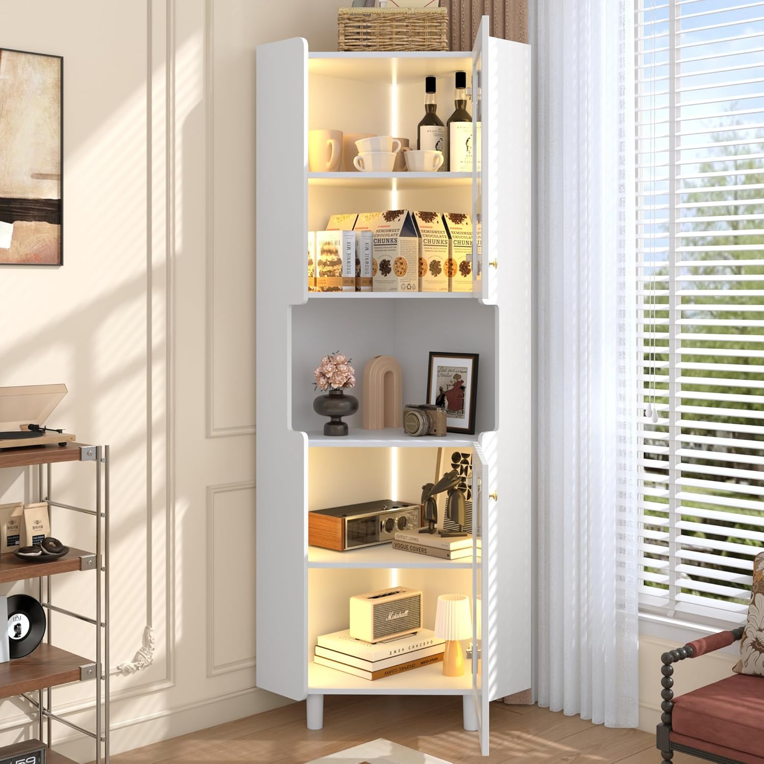 Merax Eckschrank Hochschrank mit LED - Beleuchtung, Eckregal Standregal mit Glas Türen, 2 Ablagefächern und Verstellbaren Einlegeböden, für Wohnzimmer, Esszimmer, MDF-Platte, Weiß/63.5x0x157.5 cm