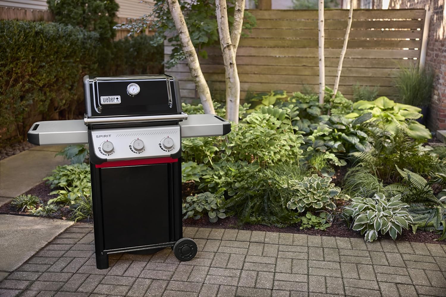 Weber Spirit E-310 Gasgrill / 3 Brenner, Snap-Jet Zündung, Robuste Räder und Warmhalterost, 51 x 46 cm Grillfläche, Kompatibel mit Weber Works Seitenablagen, Schwarz/Silber