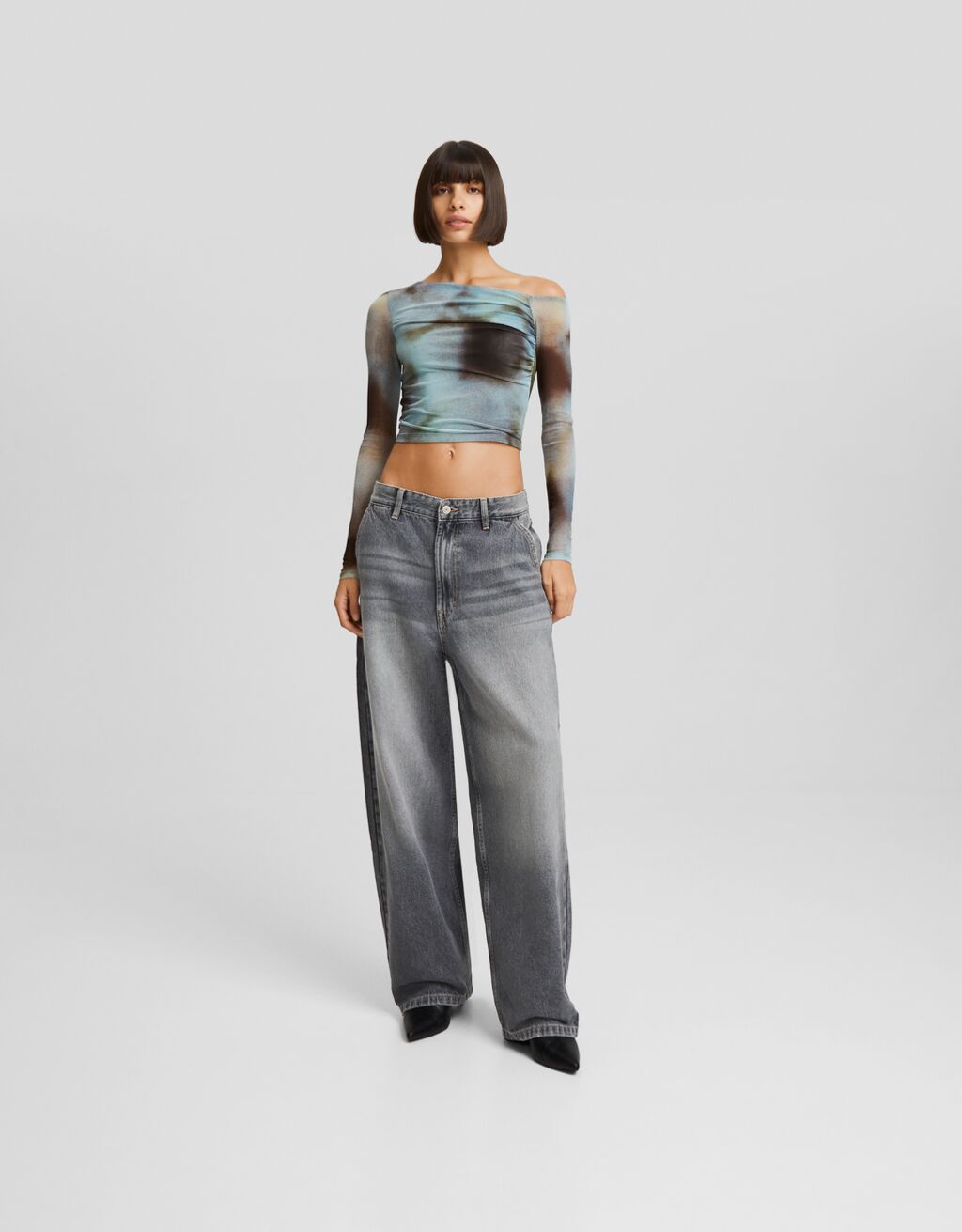 calça jeans estilo skater com efeito desbotado