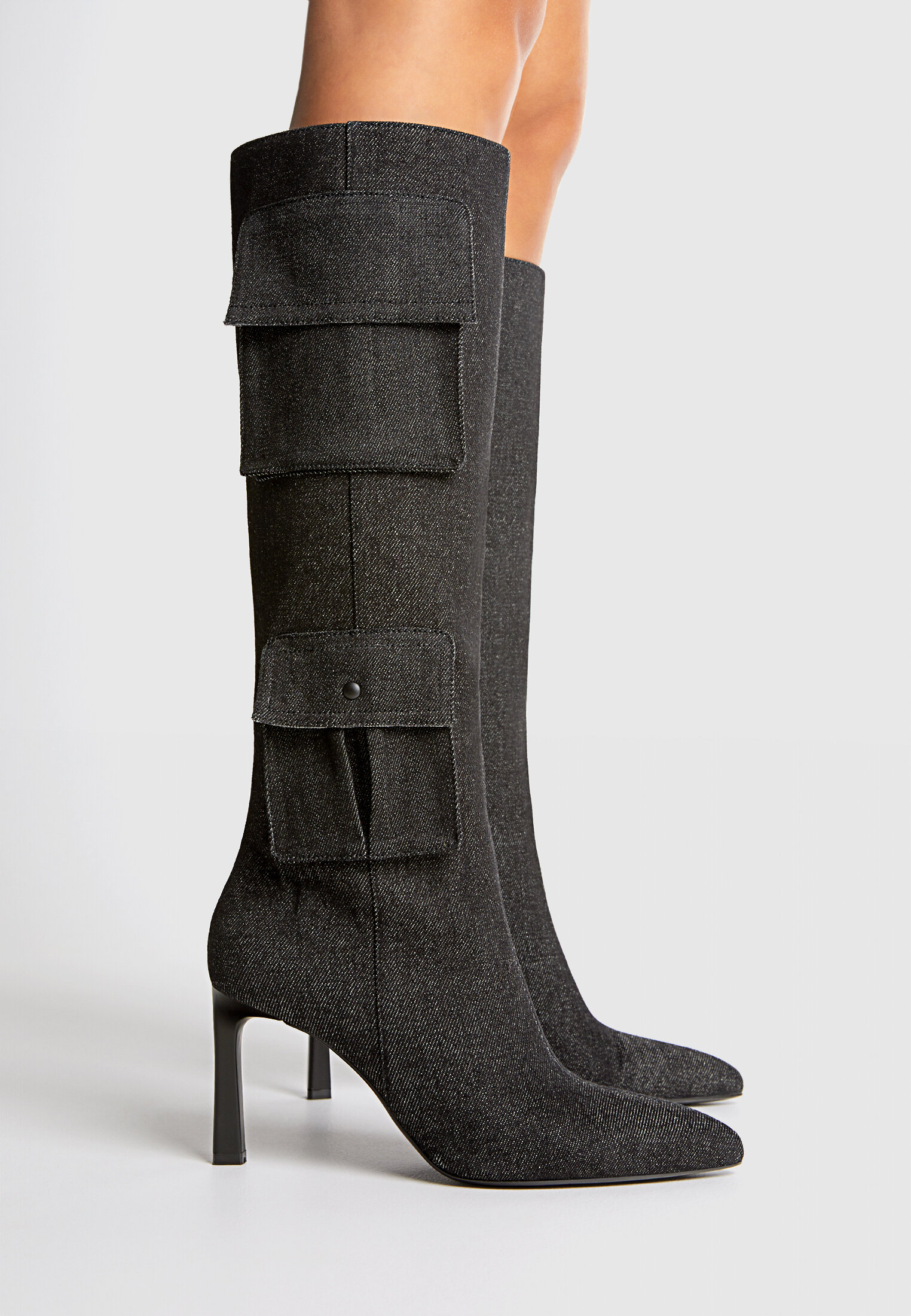 Botas de salto alto em jeans com bolsos