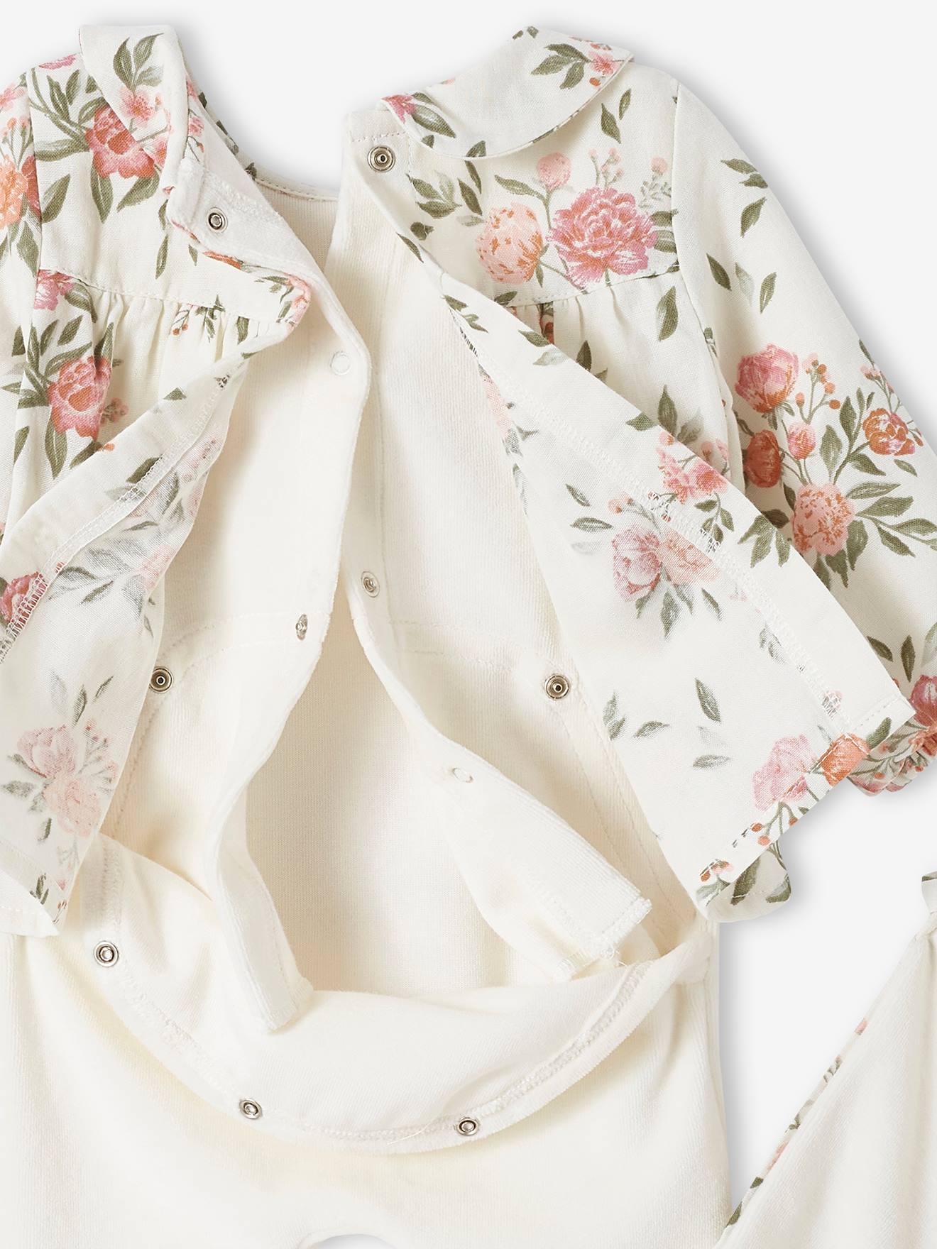 Pijama de bebê em algodão e chiffon de veludo com duudou bege combinando.