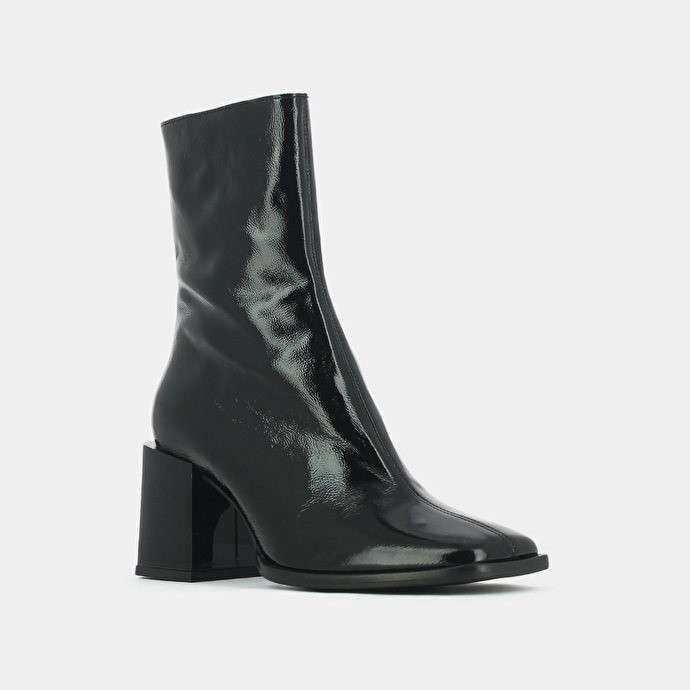 Boots à talons décrochés et bouts carrés  en cuir vernis plissé noir