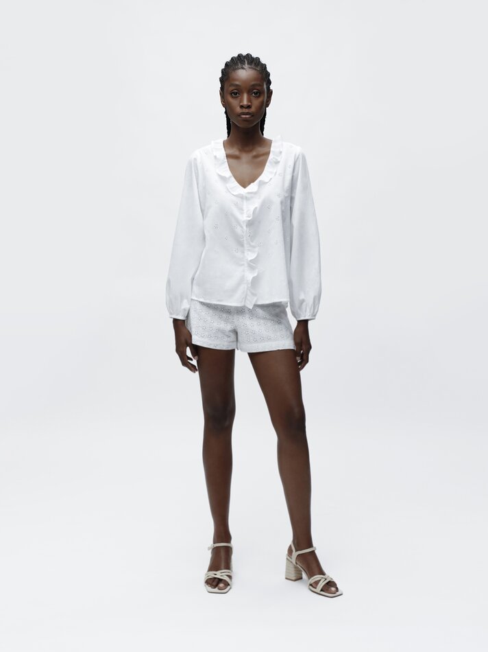 Camisa com bordado suíço e detalhe de babado - Branca