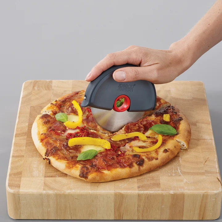 Joseph Joseph - Disc Pizzaschneider, grau / rot