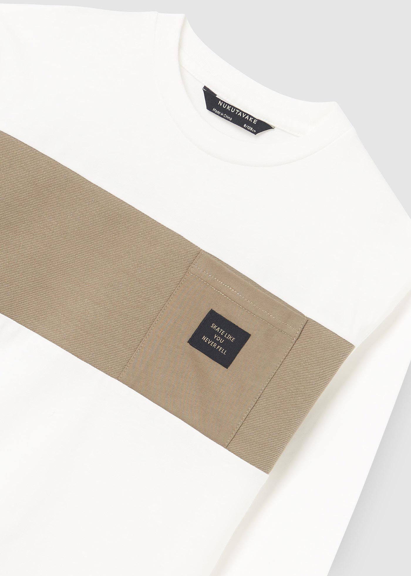 Camiseta masculina contrastante com ombros à mostra