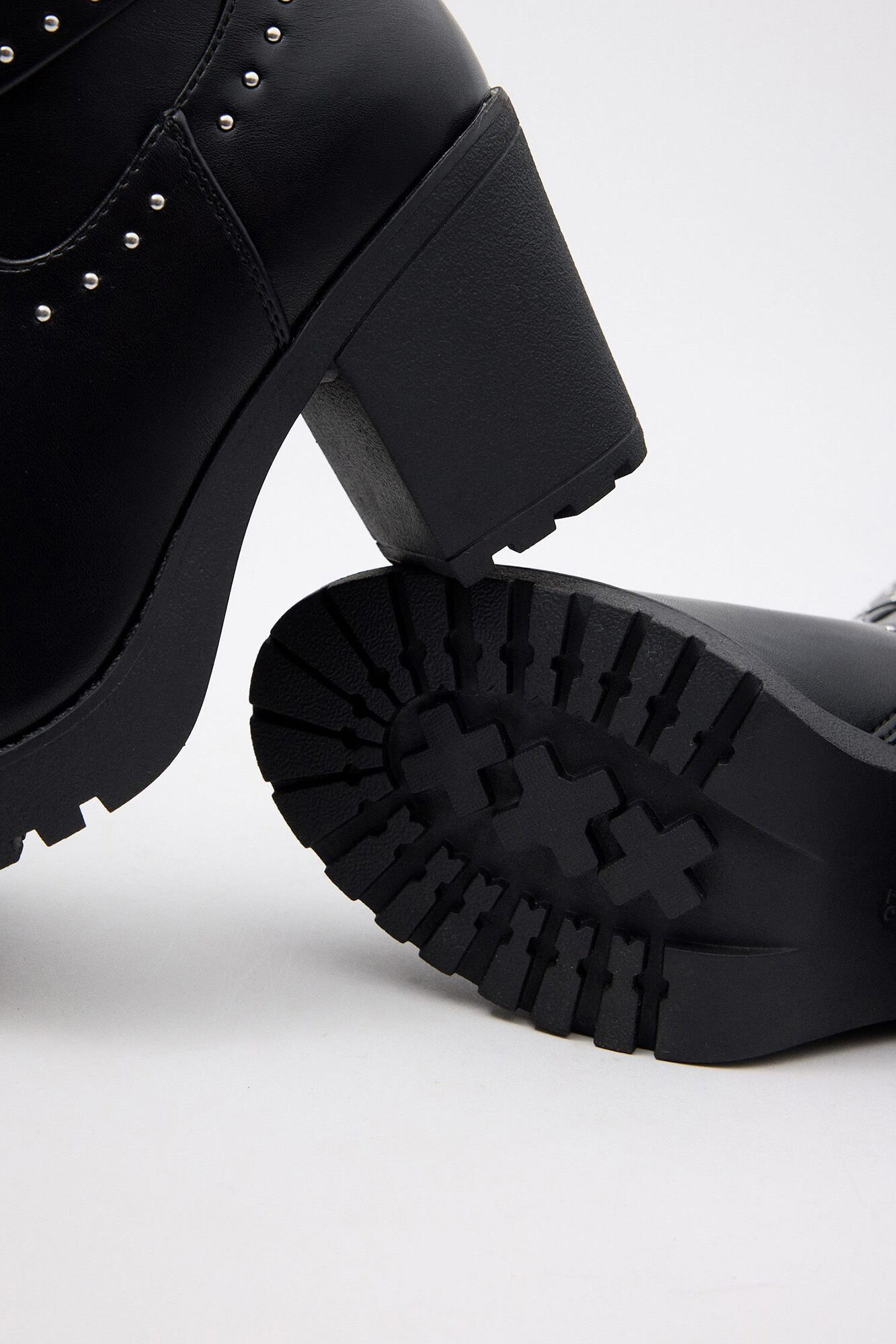 Bota de cano curto com fivela e tachas, tamanho 6cm