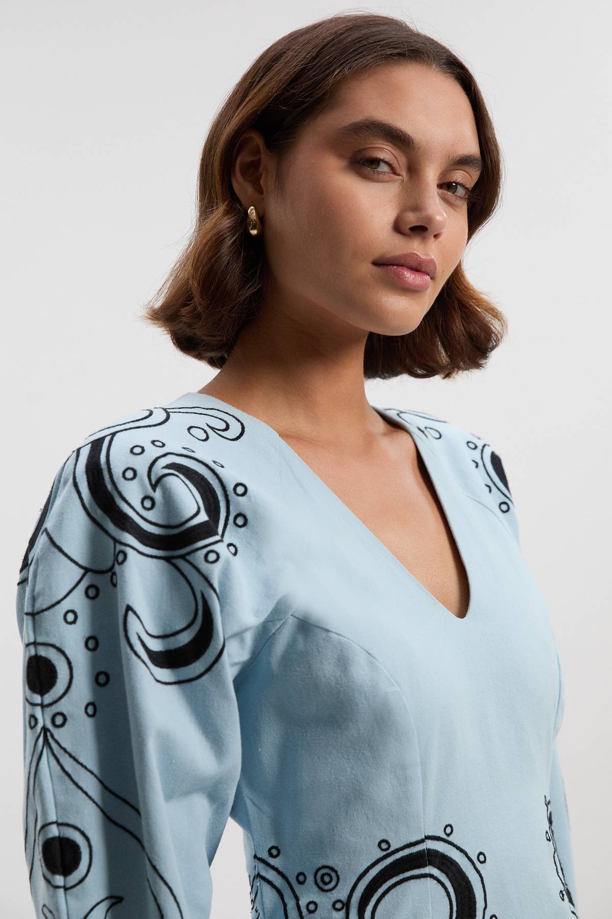 KarenMillen Robe Midi Manches Longues en Sergé Tissé avec Broderie Baroque