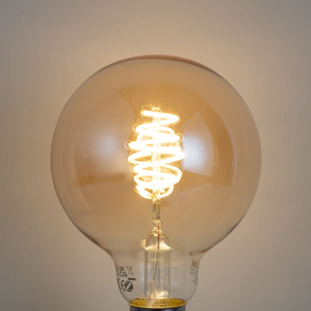 Smart E27 dimbare LED lamp G95 amber 4.9W 320 lm 2500K