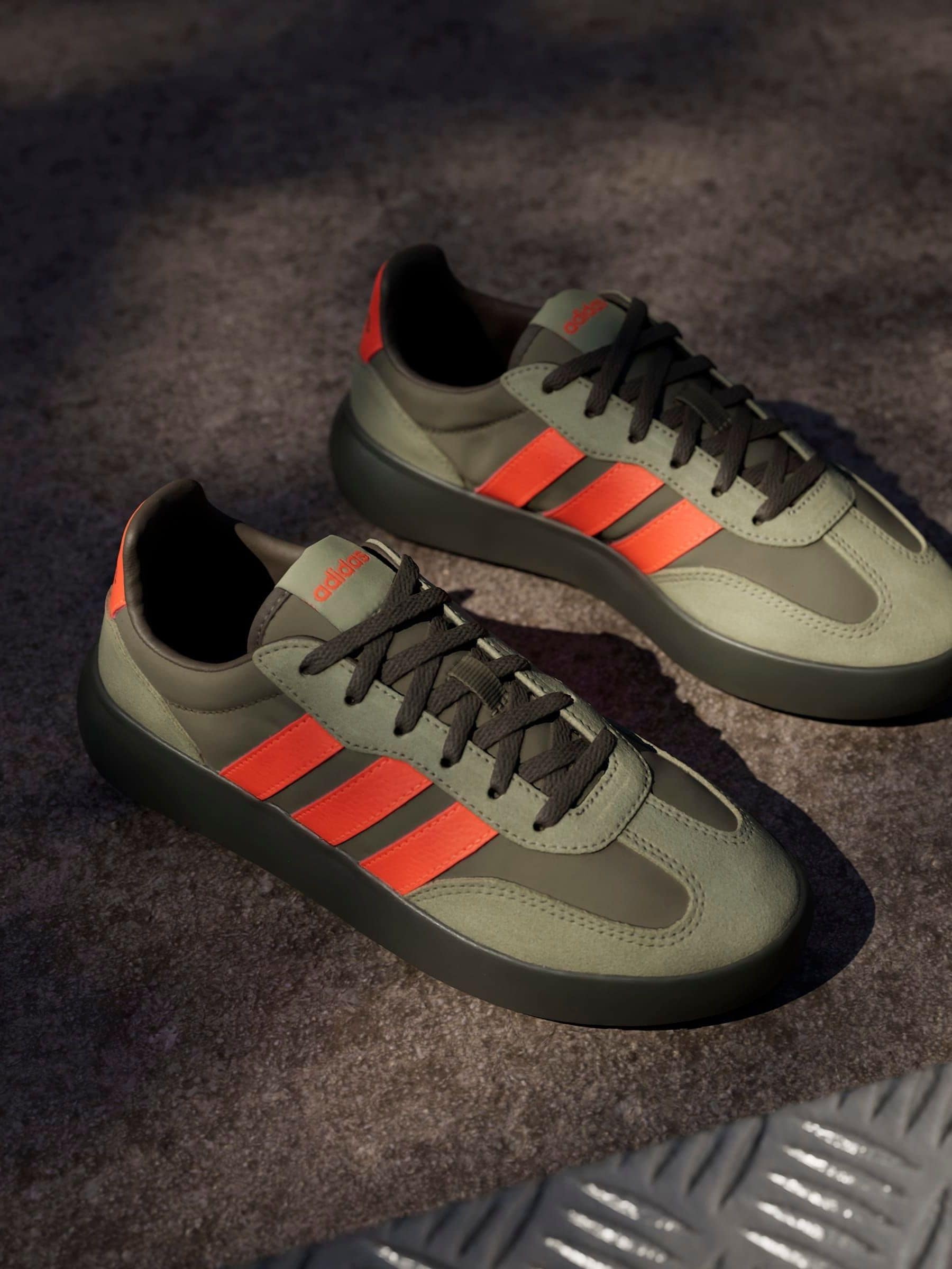 Kaki/oranje - adidas Barreda Decode vetersneakers voor junioren