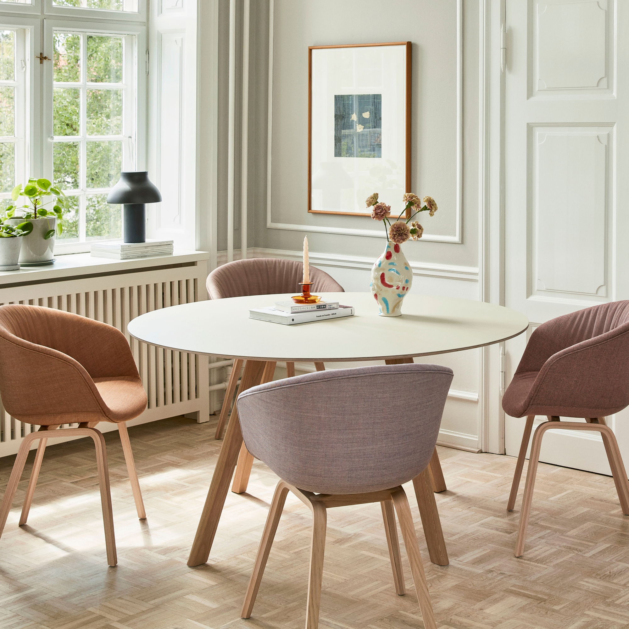 Eettafel CPH 25 Ø140 mat gelakt onderstel linoleum wit blad
