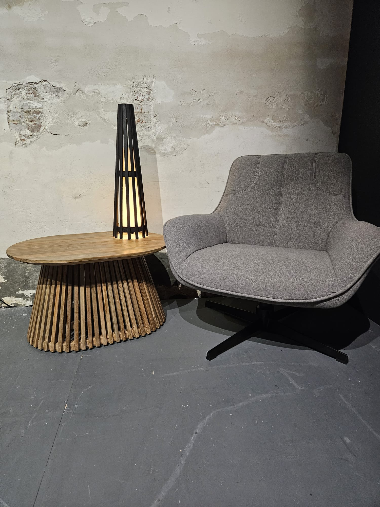 Interieurdirekt – Vloerlamp Anto – Teakhout – 60cm – Zwart