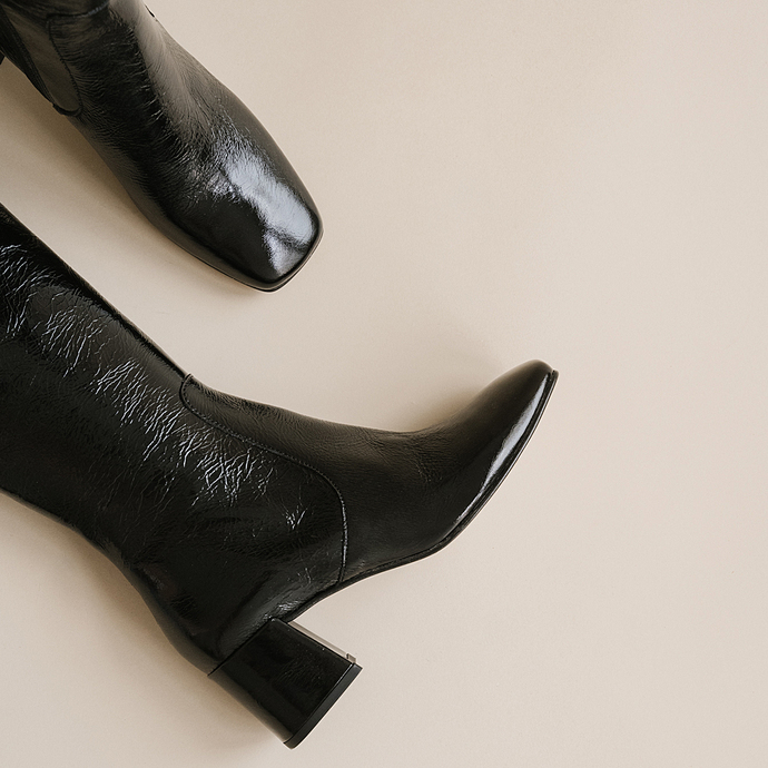 Bottines à petits talons et bouts carrés...  en cuir brillant noir