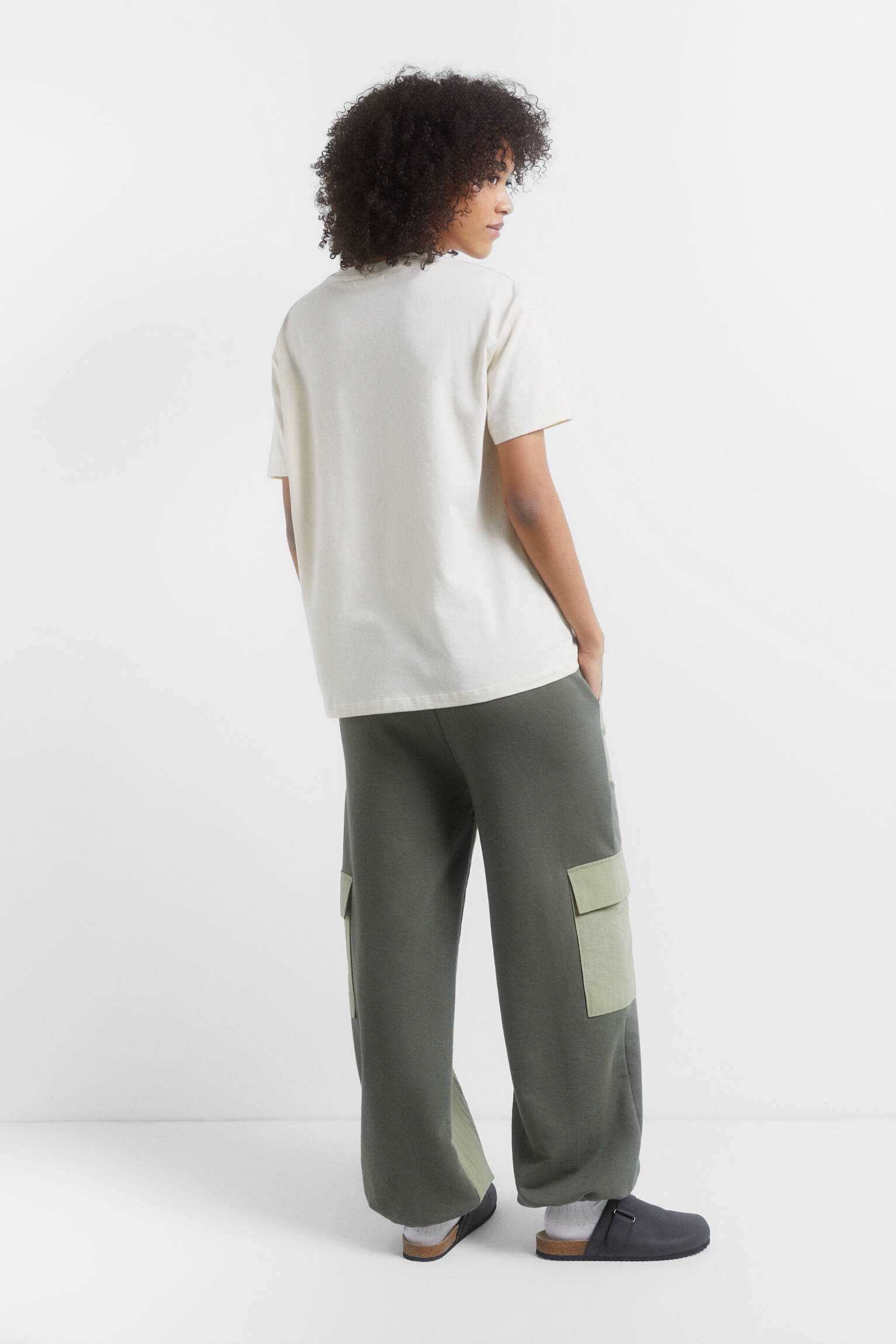 CAMISETA COM ESTAMPA DE FLORES - CRUA