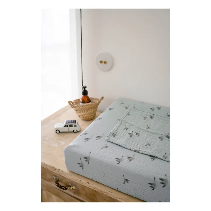 Rose in April Housse de matelas à langer Fanny Oie | Bleu ciel