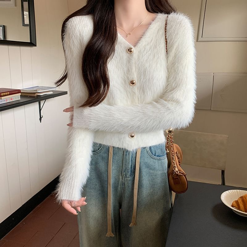 Odestra - V-hals, pluizige cardigan met knoopjes