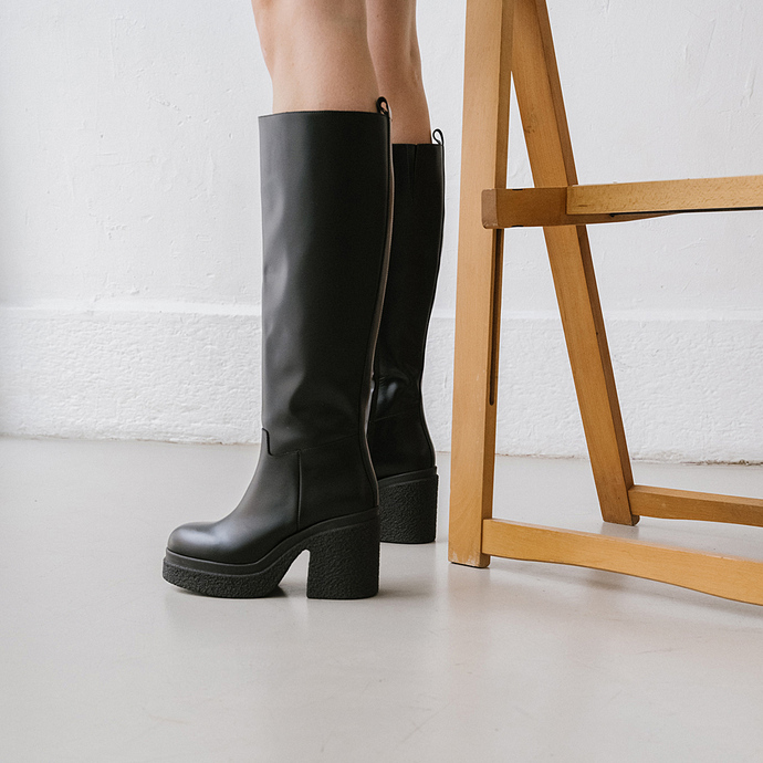 Bottes hautes à plateformes  en cuir glacé noir