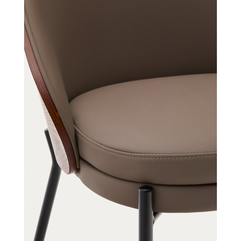 Chaise Eamy en cuir synthétique marron, placage de frêne avec finition noyer et métal noir
