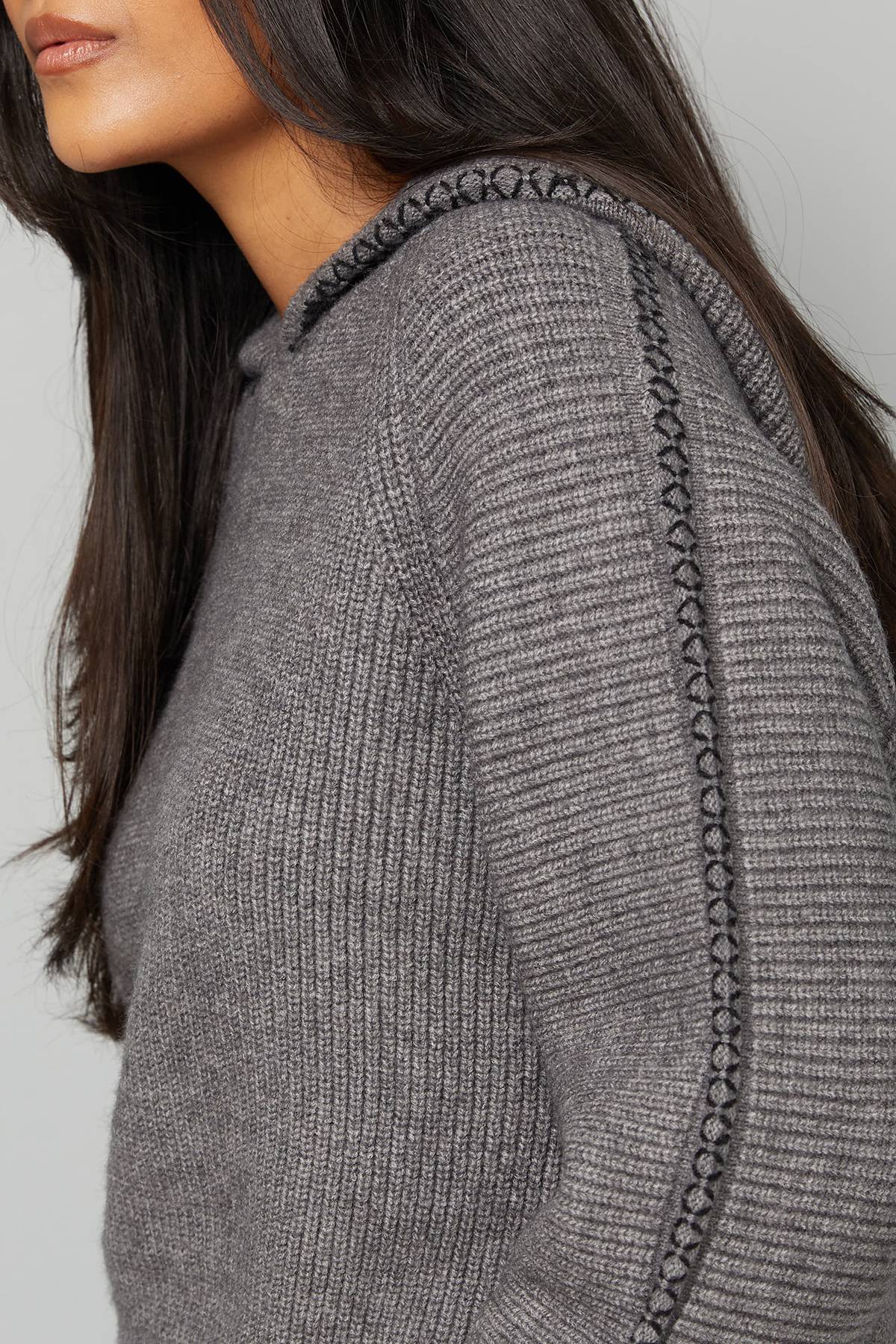 Wallis synthétiquell à Casynthétiqueche avec Détails de Finition Charcoal Petite