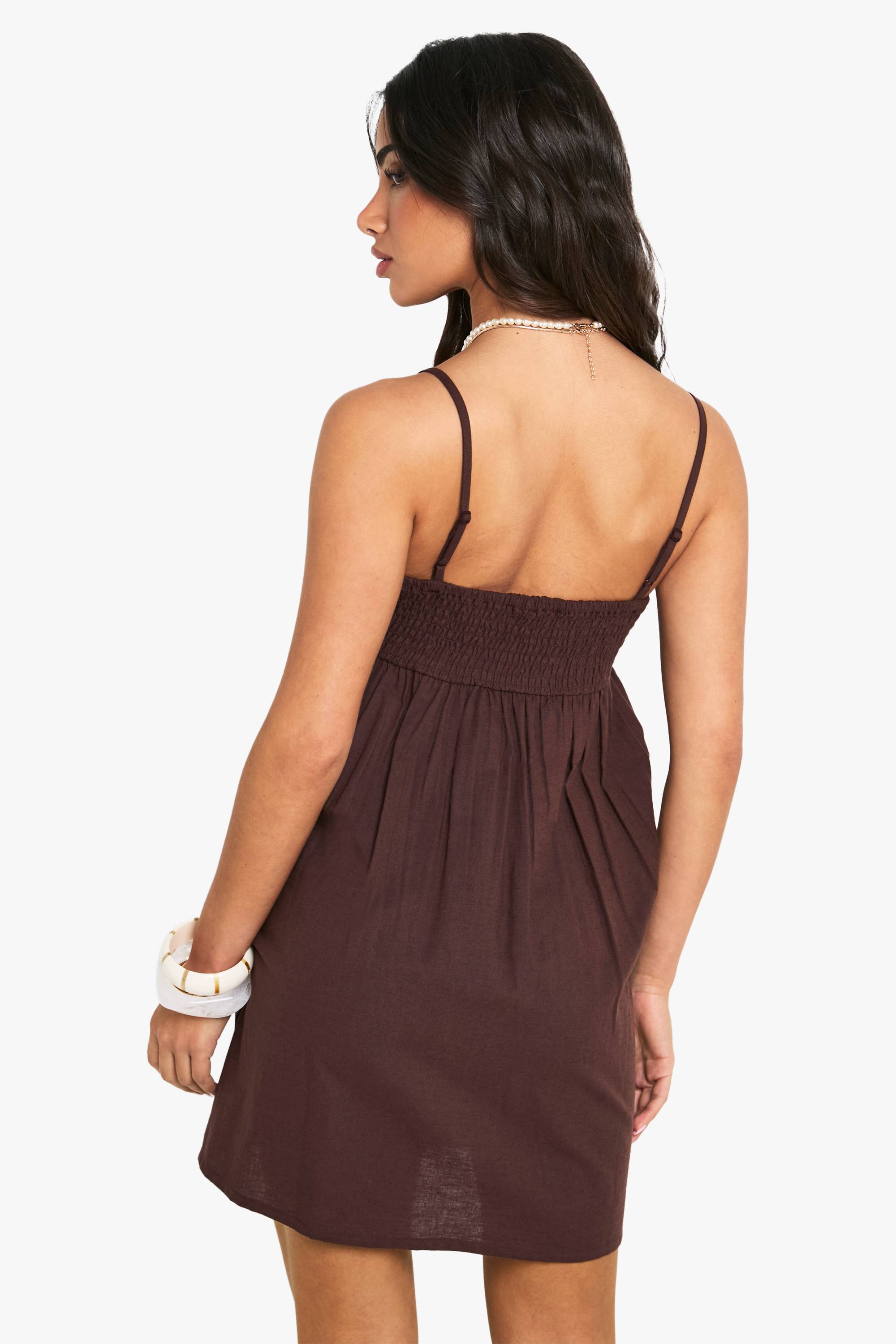 boohoo Robe Mini Trapèze À Bretelles En Aspect Lin Petite