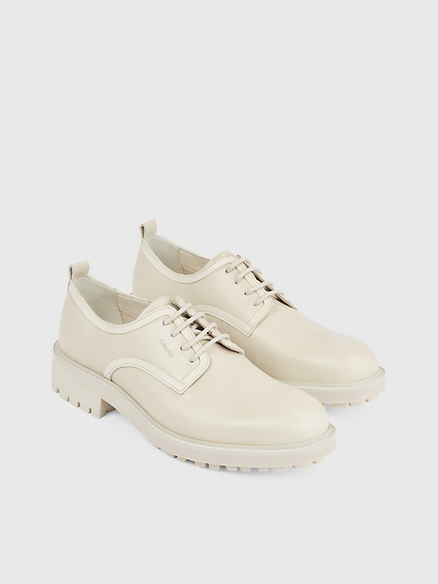 Sapatos de couro com cadarço