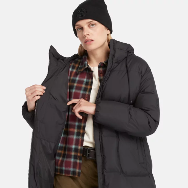 Jaqueta puffer feminina de plumas recicladas na cor preta.