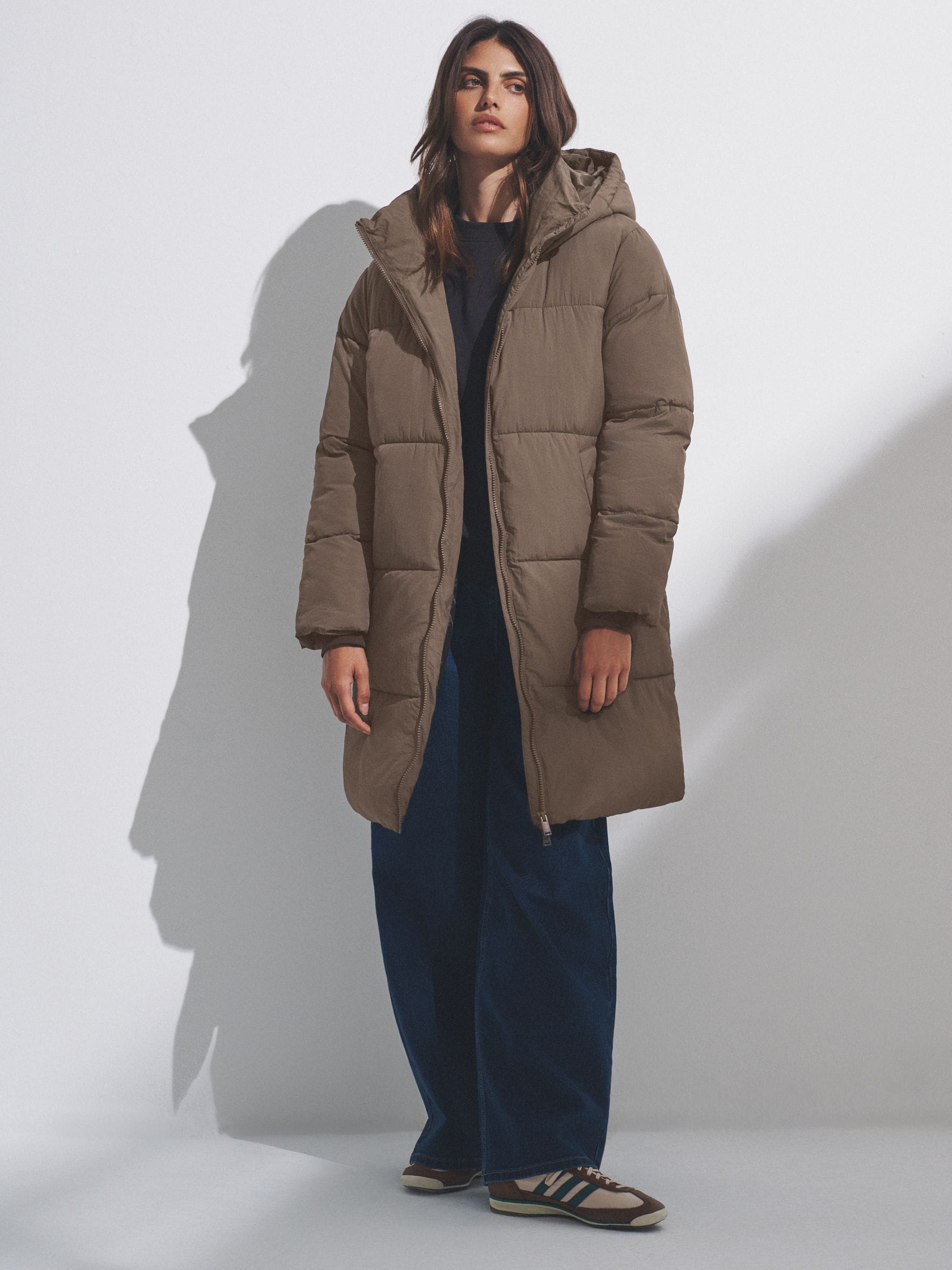 Taupe bruin - The Set Lange gewatteerde midi-jas met capuchon