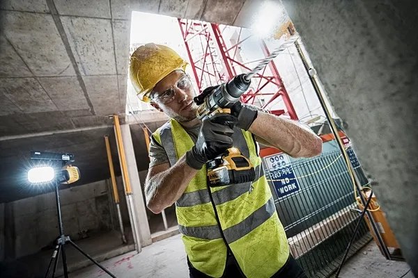DeWALT DCD996P2-QW - Hammerbor/skruemaskine - ledningfri - 820 W - 3-hastigheders - nøgleløs borepatron 13 mm - 95 N·m - 2 batterier - 18 V