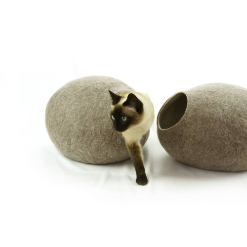 Cama Kivikis Chill-out marrom em formato de caverna para gatos.
