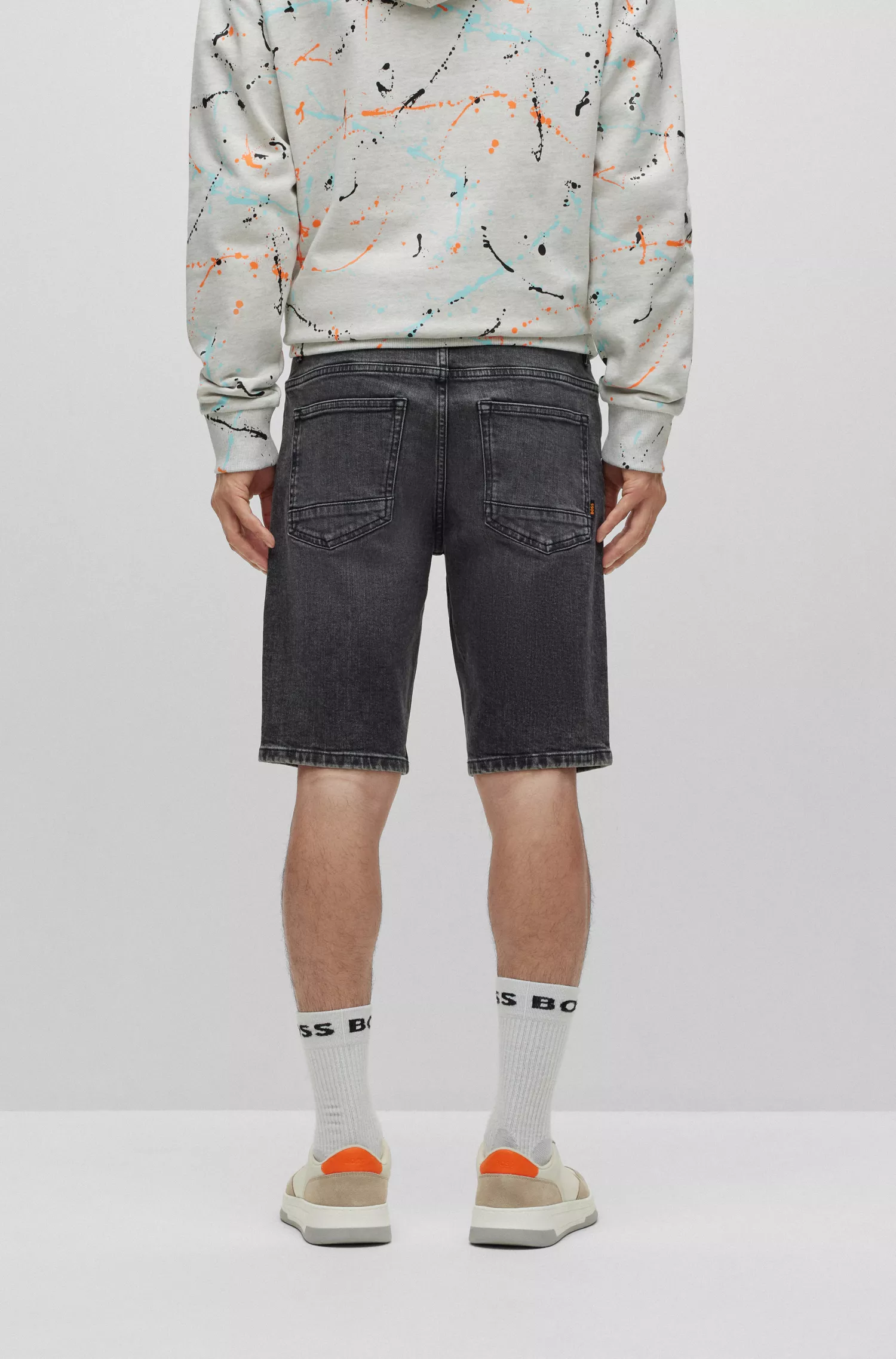 Shorts BOSS laranja, corte slim, em denim preto com elasticidade confortável.