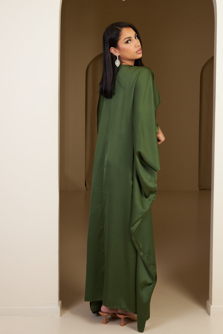 Robe verte en satin ajustée à la taille