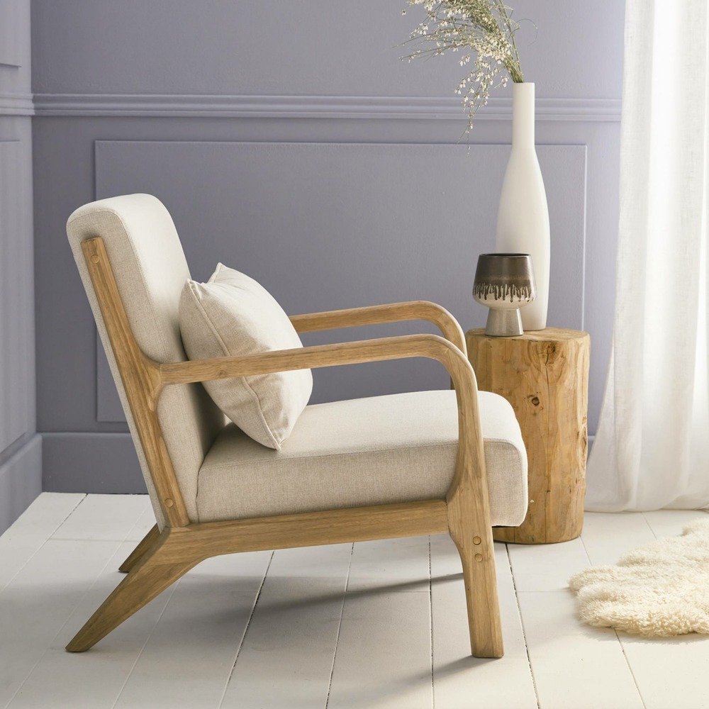 Fauteuil design en bois et tissu. 1 place droit fixe. Pieds compas scandinave. Structure en bois solide. Assise confortable beige