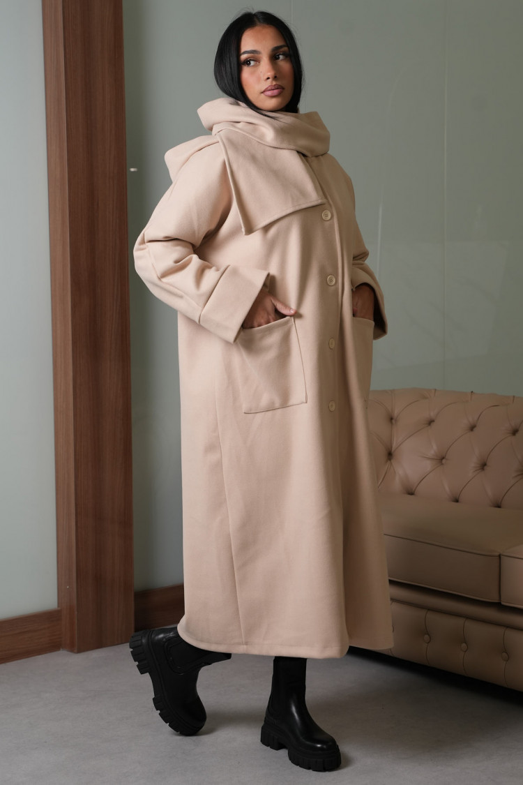 Manteau beige à capuche avec écharpe intégré