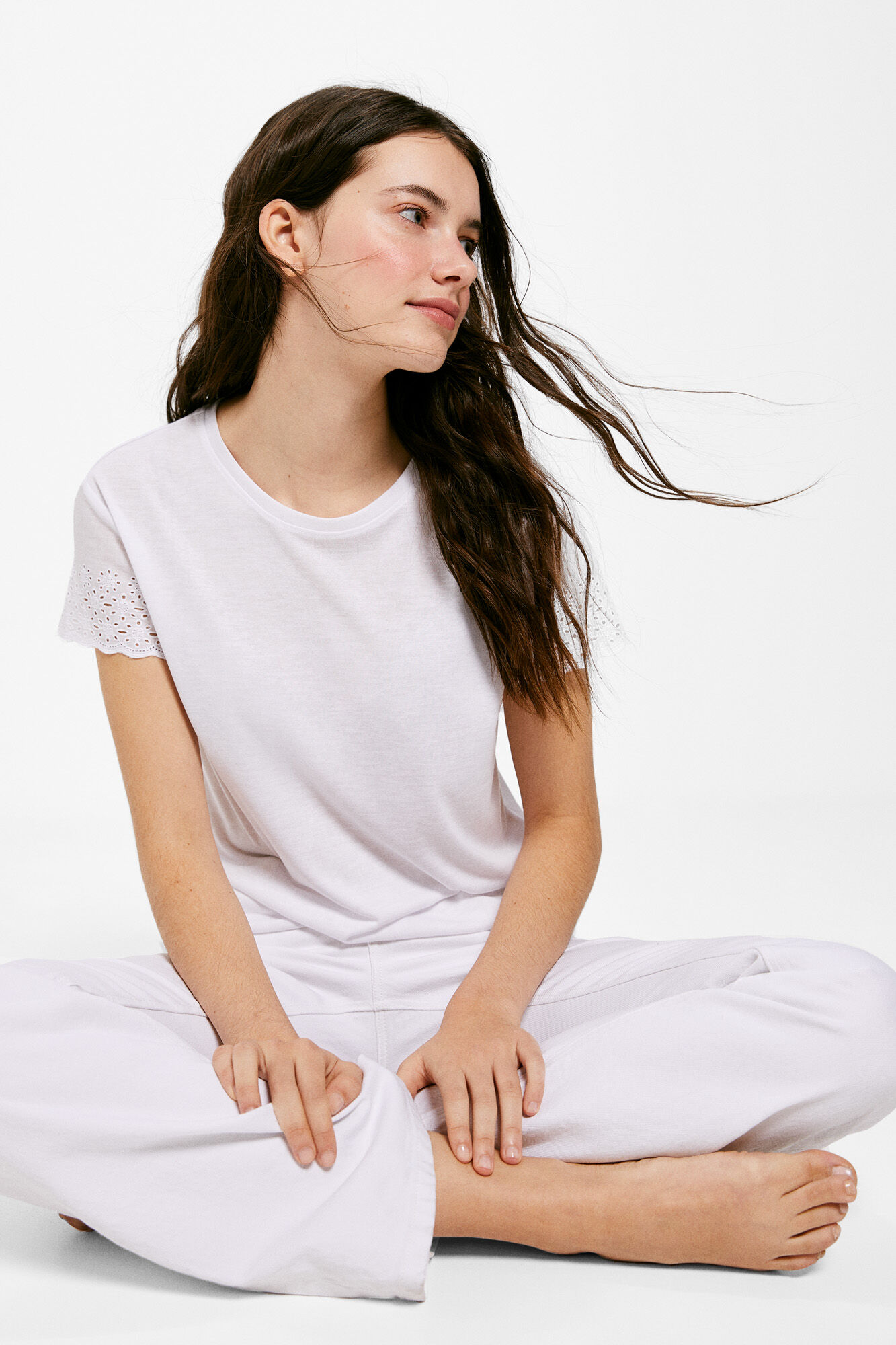 Camiseta de manga lisa com bordado suíço - branca