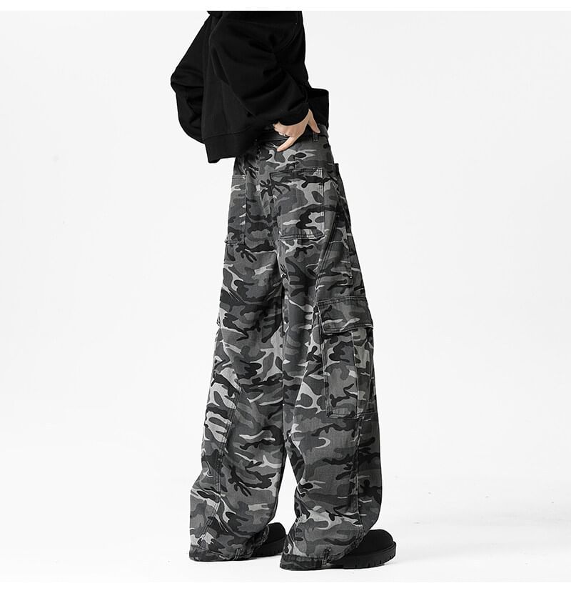 Omozando - Middelhoge camouflageprint cargobroek met wijde pijpen