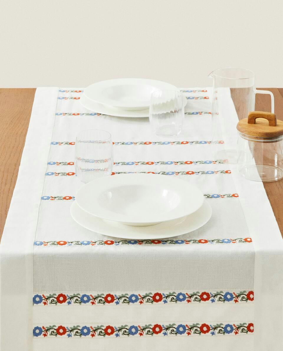 CAMINHO DE MESA DE ALGODÃO BORDADO