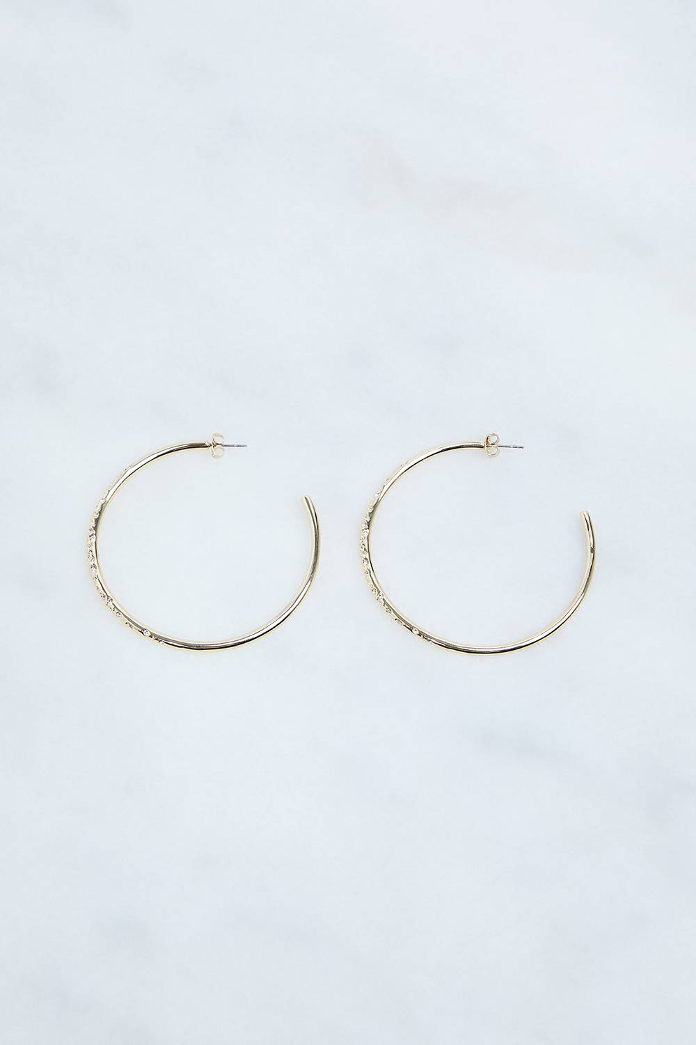 KarenMillen Boucles d'oreilles créoles larges serties à la main, parsemées de cristaux européens