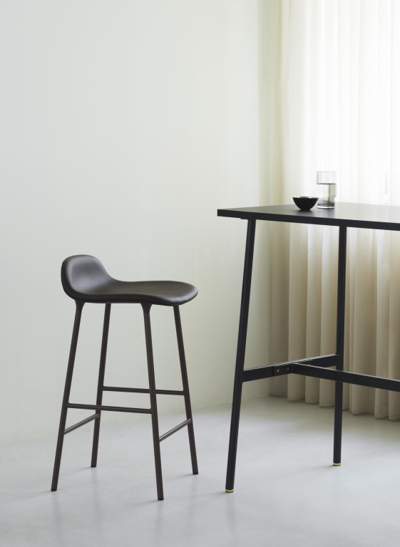 Normann Copenhagen Form Barstool barkruk 65 cm met stalen onderstel zwart