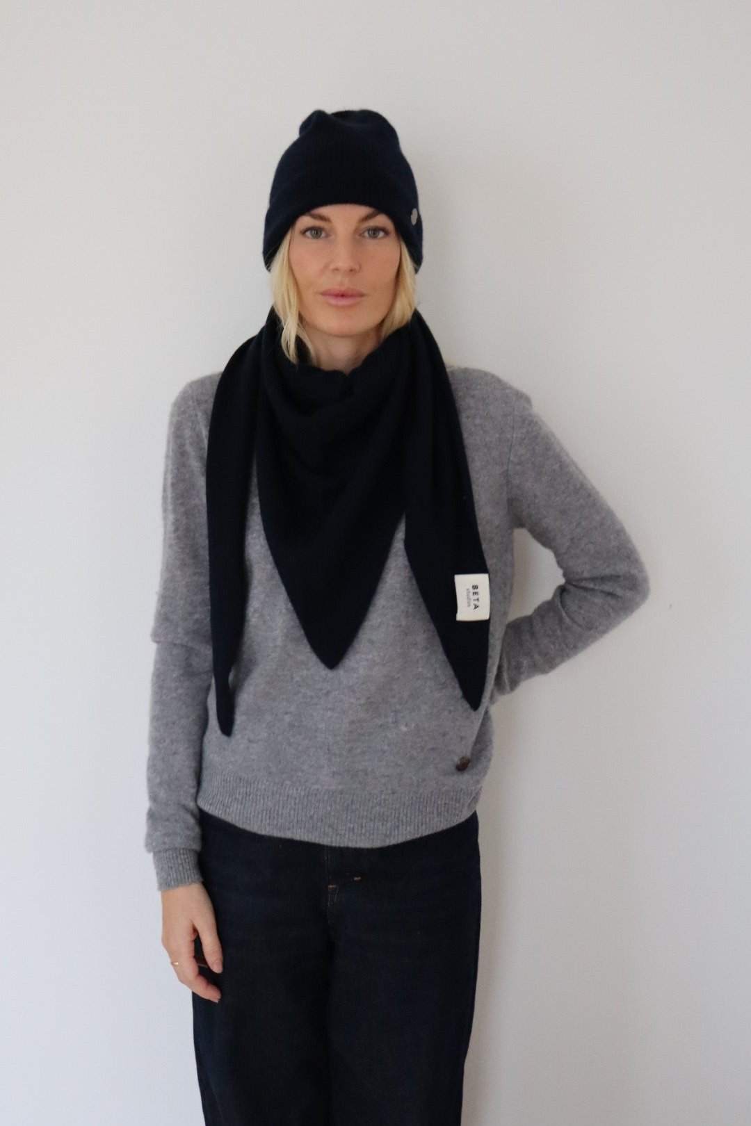 BETA studios  Triangle Cashmere halstørklæde - sort