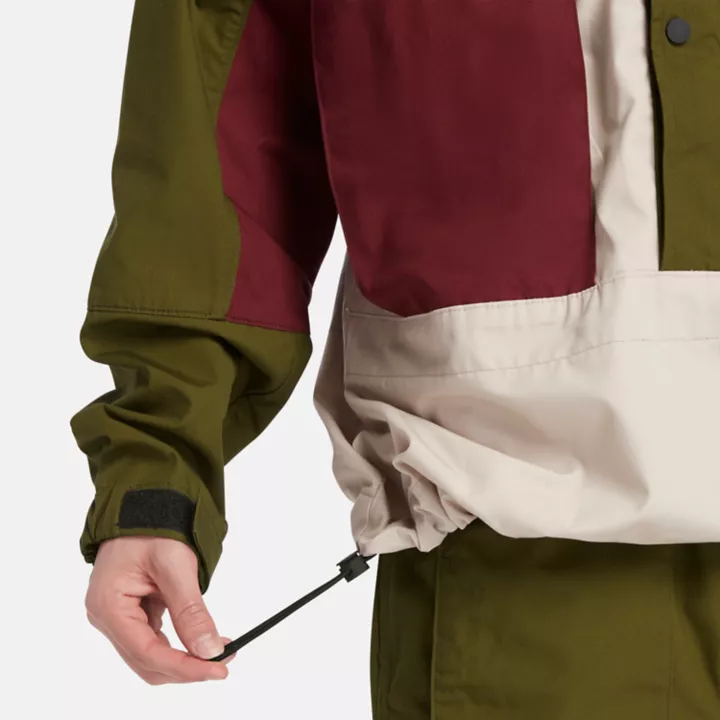 Jaqueta anorak impermeável masculina na cor verde.