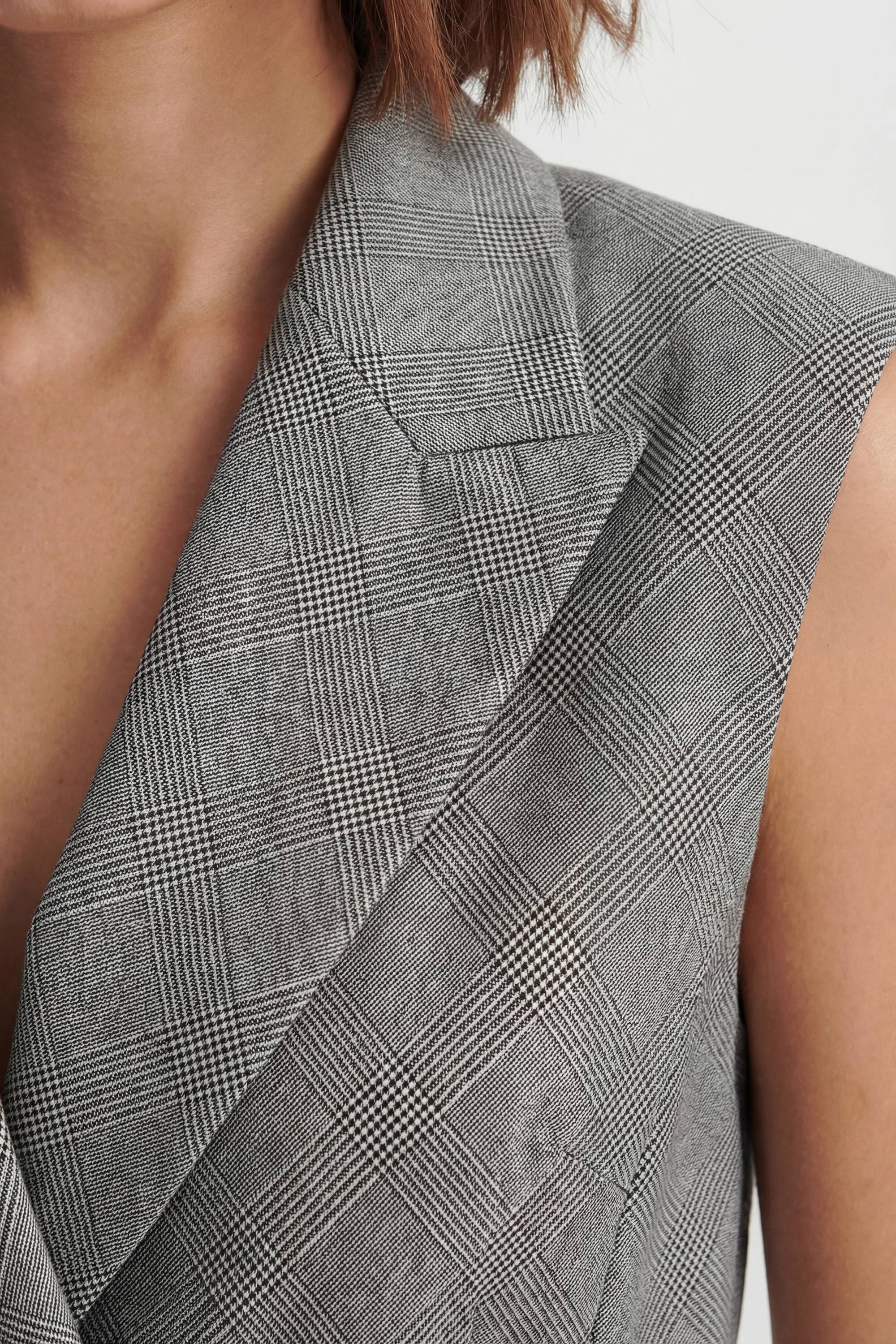KarenMillen Blazer Sans Manches À Carreaux Souples Avec Détail Cache-cœur Ajusté