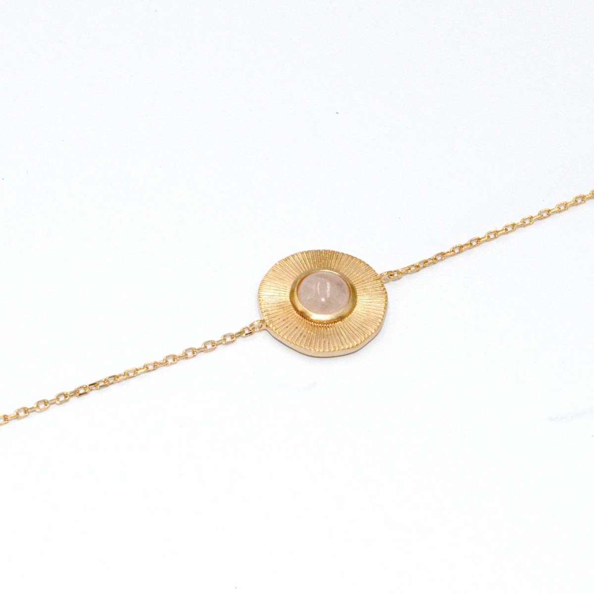 Bracelet femme quartz rose médaille ronde ciselé en plaqué or