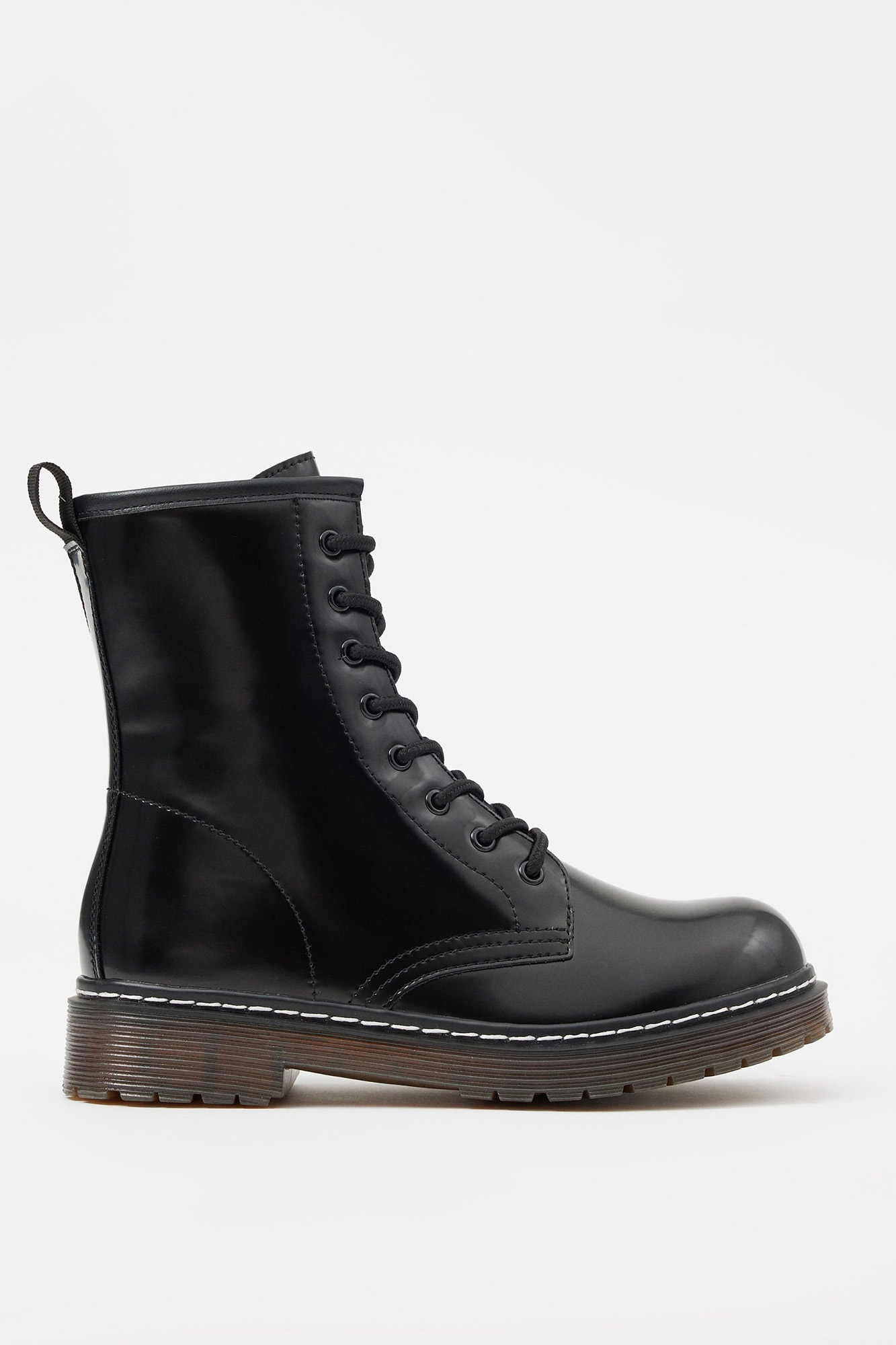 Bota de cano curto com sola transparente