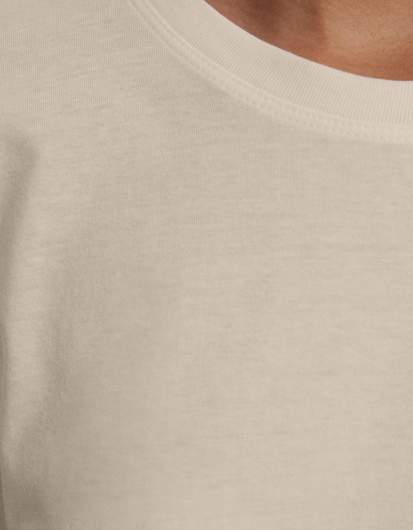 Camiseta de manga curta com estampa de Sexta-Feira 13 e modelagem quadrada.