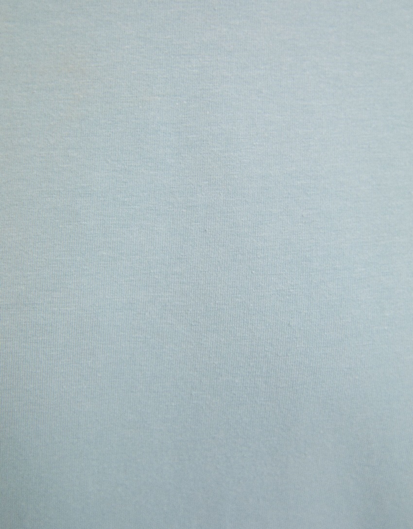 Camiseta de manga curta e gola alta